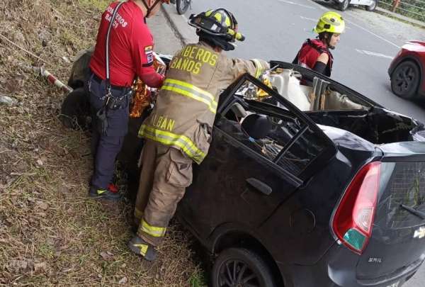 Una roca gigante cay&oacute; sobre un veh&iacute;culo que circulaba por la v&iacute;a Ba&ntilde;os-Puyo. El conductor muri&oacute;.