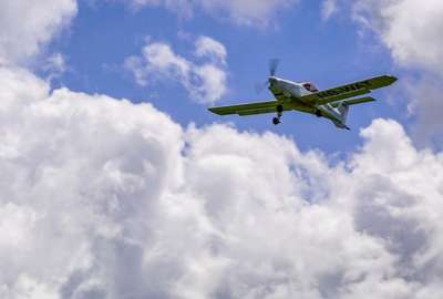 Hombre permite que su hijo pilotee una avioneta mientras &eacute;l bebe una cerveza