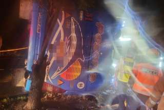 Autob&uacute;s se volc&oacute; en la v&iacute;a a la Costa