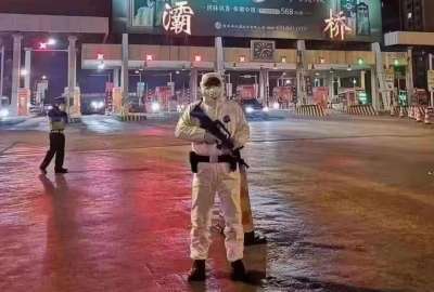 Con armas implementan la pol&iacute;tica contra el coronavirus en China.