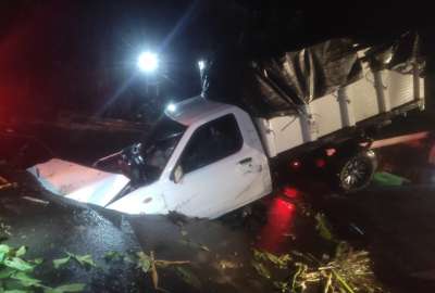 Un veh&iacute;culo cay&oacute; en el socav&oacute;n que se form&oacute; en la v&iacute;a Nanegalito-San Miguel de los Bancos.