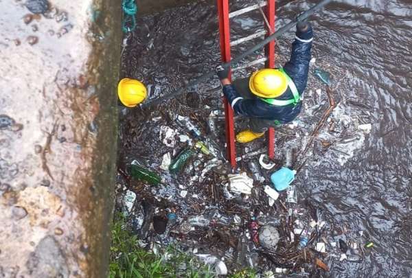 Municipio de Quito realiza limpieza en la estructura de captaci&oacute;n de agua en la quebrada El Tejado