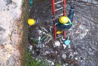 Municipio de Quito realiza limpieza en la estructura de captaci&oacute;n de agua en la quebrada El Tejado