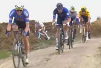 Ciclista cae sobre una monta&ntilde;a de esti&eacute;rcol en plena carrera