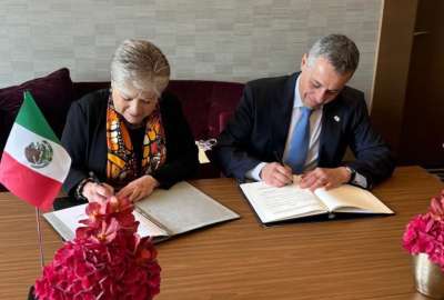 Alicia Bárcena (izq.) e Ignazio Cassi, tras la firma del acuerdo entre México y Suiza.