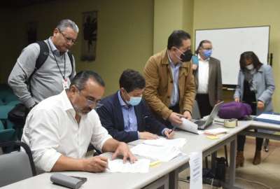 Dar&iacute;o Herrera (izq.), ministro de Transporte y Obras P&uacute;blicas, durante la firma del acta
