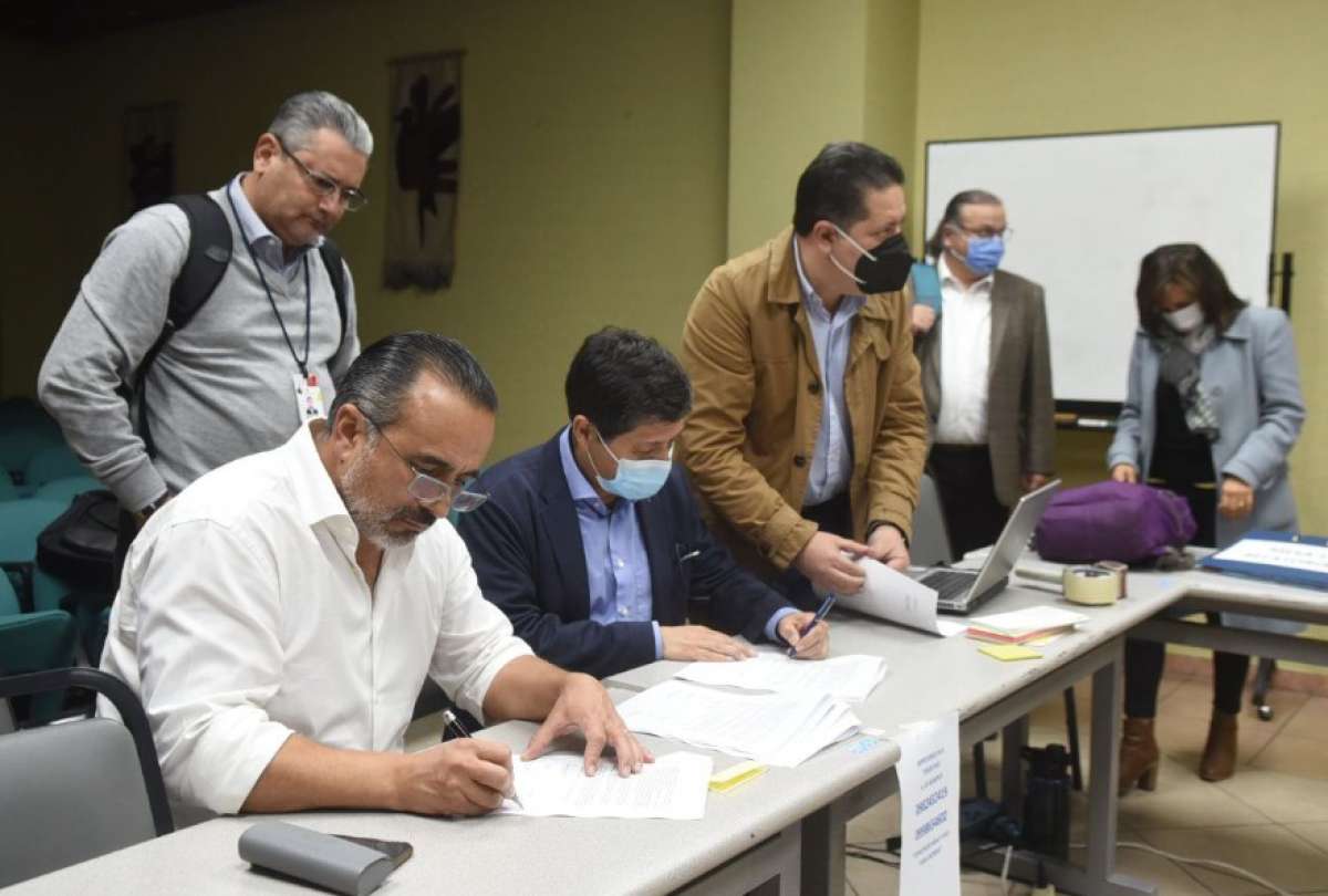 Dar&iacute;o Herrera (izq.), ministro de Transporte y Obras P&uacute;blicas, durante la firma del acta