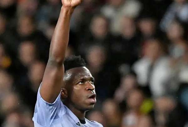 La selecci&oacute;n brasile&ntilde;a, encabezada por Vin&iacute;cius Jr., implementa el "gesto de incidente racista".
