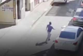 &iexcl;Viral! Conductores se enfrentan tras choque en el centro de Cuenca