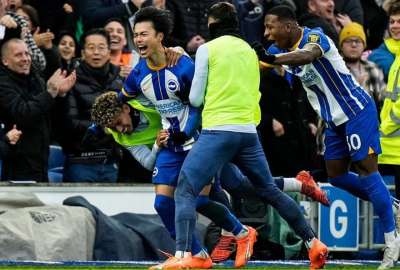 Jeremy Sarmiento (izq.) y Pervis Estupi&ntilde;&aacute;n (der.) celebran el gol del triunfo del japon&eacute;s Kaoru Mitoma. 