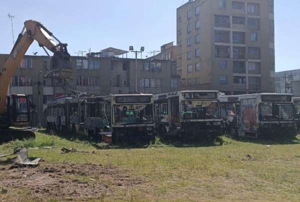 Buses articulados inoperativos entraron a proceso de chatarrizaci&oacute;n en Quito. 