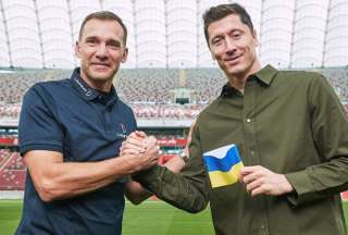 Robert Lewandowski lucir&aacute; los colores de Ucrania en el brazalete de capit&aacute;n de Polonia durante el Mundial