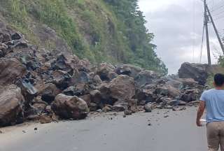 Cerrada la Al&oacute;ag - Santo Domingo por derrumbe de rocas