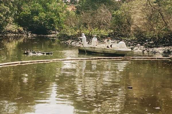 El Ministerio de Ambiente implementó medidas de reparación por el derrame de aceite en El Salado, Guayas.
