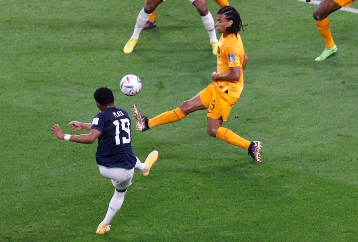 Piero Hincapi&eacute; se ejercitaba previo al partido ante el Frankfurt