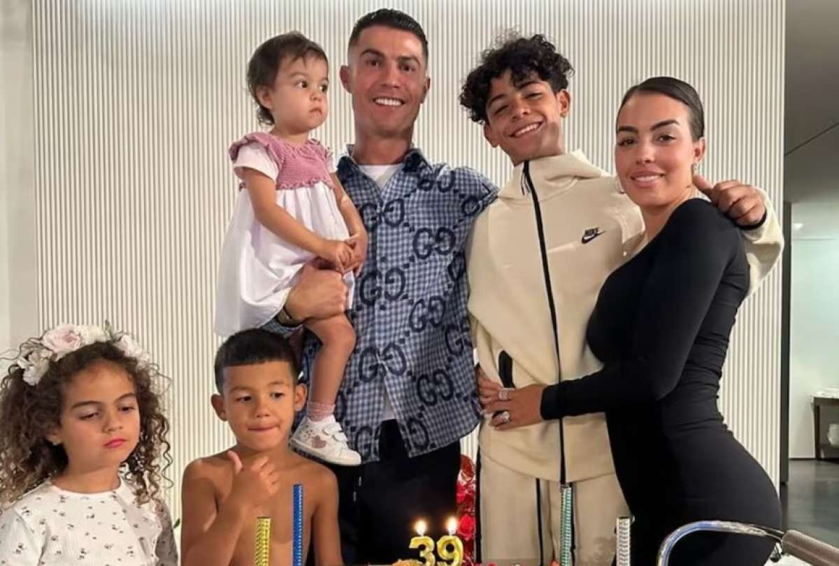 Cristiano y Georgina llevan casi una década construyendo una vida juntos y criando a cinco hijos. El rol de Georgina en el hogar también tiene su valor… y no es poco.