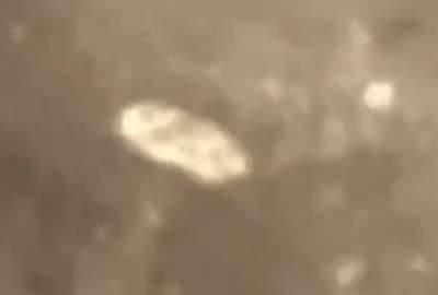 Una persona capt&oacute; lo que ser&iacute;a un OVNI sobrevolando la luna