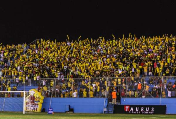 Emelec y Barcelona reciben sanciones econ&oacute;micas por su hinchada