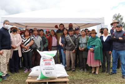 Productores agr&iacute;colas de Cayambe recibieron insumos para sus cultivos