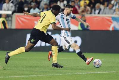 Messi solo alcanz&oacute; a hacer un trazo en la espalda de un hincha