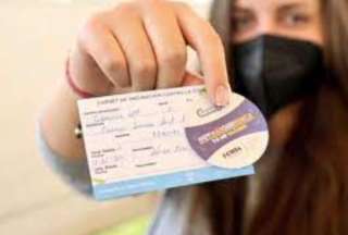 El carnet de vacunaci&oacute;n es un requisito para entrar a los mercados en Quito