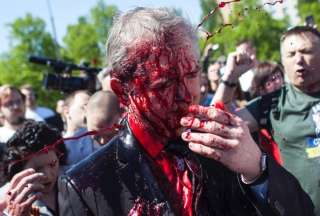 Embajador ruso en Polonia fue atacado con pintura roja para simbolizar la sangre de los ucranianos