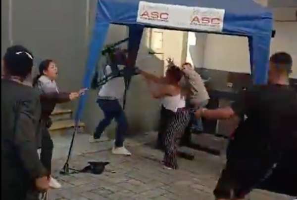 Una familia protagoniz&oacute; una peculiar escena en un cementerio de Guayaquil. Sus integrantes se cayeron a golpes por un problema de herencias.&nbsp;
