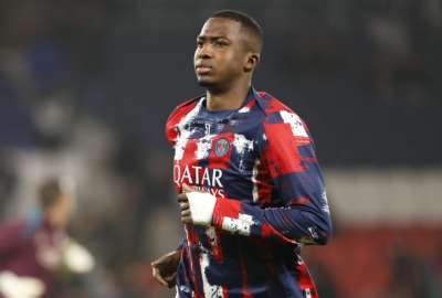 Willian Pacho fue titular en la ca&iacute;da parisina
