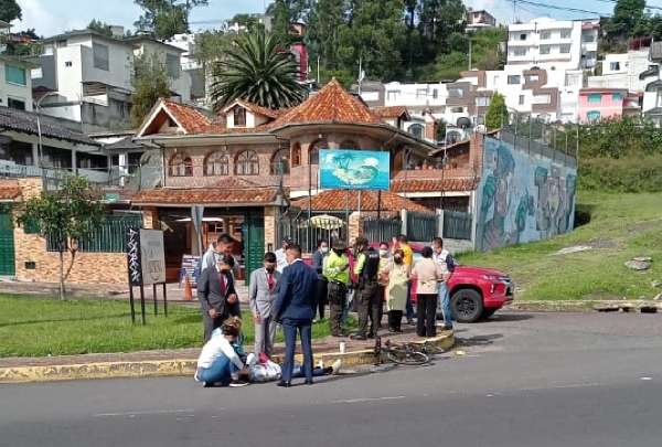 Miryam N&uacute;&ntilde;ez siendo atendida en el lugar que fue impactada.