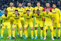 Pervis Estupiñán (12) posa con sus compañeros en el estadio de Turín