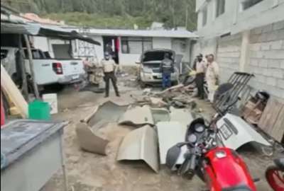 En el operativo se encontr&oacute; partes de autos y dos armas de fuego.