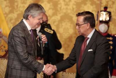 Guillermo Lasso (izq.), presidente del Ecuador, dio la bienvenida a Diego Ord&oacute;nez a la reci&eacute;n creada cartera de estado.