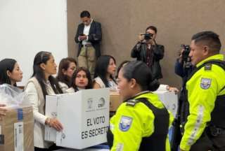 Polic&iacute;as y militares encargados de las seguridad en la jornada electoral