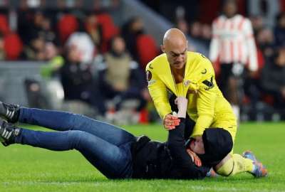 El arquero Marko Dmitrovic redujo a un hincha que lo agredi&oacute;. 