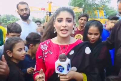 Periodista pakistan&iacute; golpe&oacute; a un joven en medio de una transmisi&oacute;n en vivo