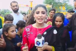 Periodista pakistan&iacute; golpe&oacute; a un joven en medio de una transmisi&oacute;n en vivo