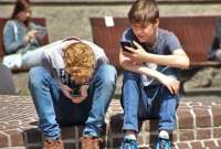La prohibici&oacute;n del uso de celulares en las escuelas se da en el marco de la salud mental de los chicos, en EE. UU.