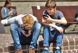Aumenta la prohibición de teléfonos celulares en escuelas de EEUU por creciente preocupación por salud mental