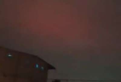 Extra&ntilde;as luces se divisan en el cielo de Guayaquil