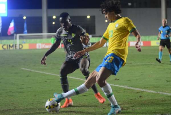 Stalin Valencia (izq.) busca el bal&oacute;n durante el partido ante Brasil