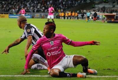 Billy Arce buscaba generar peligro con un desborde, pero el bal&oacute;n sali&oacute; de la cancha