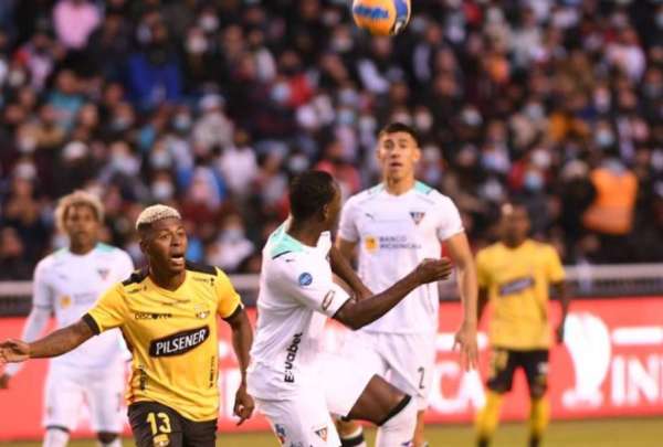Adonis Preciado patea el bal&oacute;n, durante un entrenamiento de Barcelona en el estadio Monumental