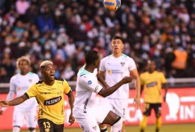 Adonis Preciado patea el bal&oacute;n, durante un entrenamiento de Barcelona en el estadio Monumental