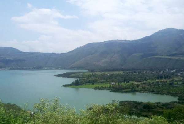 La laguna de Yahuarcocha, en Imbabura, habr&iacute;a sido contaminada con sustancias qu&iacute;micas.