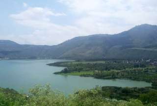 Ministerio de Ambiente presenta denuncia por contaminaci&oacute;n de laguna de Yahuarcocha
