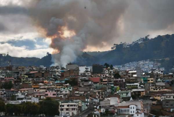 Incendio forestal en el Centro de Quito: helic&oacute;ptero realiza descargas de agua y drones eval&uacute;an el avance