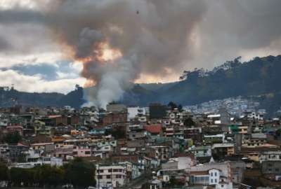 Incendio forestal en el Centro de Quito: helic&oacute;ptero realiza descargas de agua y drones eval&uacute;an el avance
