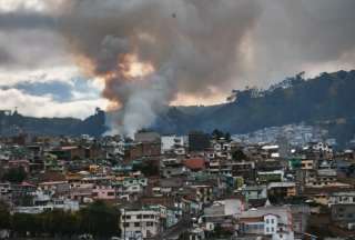 Incendio forestal en el Centro de Quito: helicóptero realiza descargas de agua y drones evalúan el avance