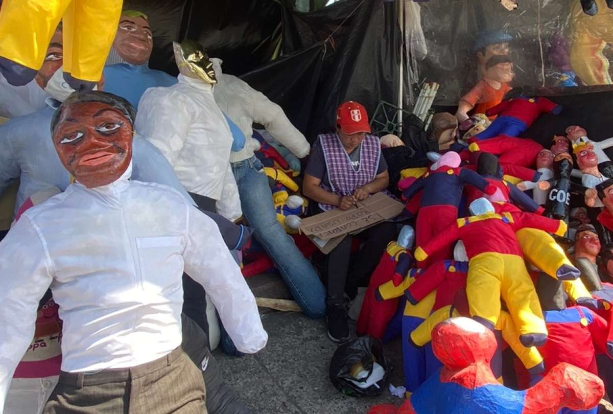 En Quito aún se mantiene la tradición familiar de elaborar y vender monigotes