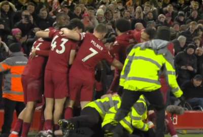 Hincha del Liverpool casi lesiona a tres jugadores en el festejo del s&eacute;ptimo gol